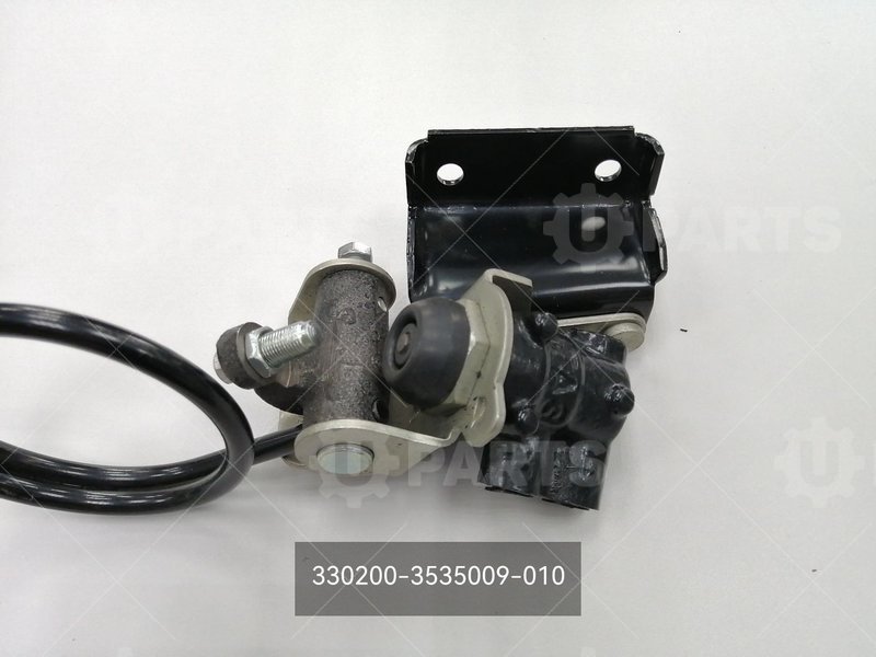 330200-3535009-010 Регулятор давления с кронштейном и нагрузочной пружиной 